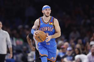 失误连连！卡佩拉横传被卡鲁索抢断 后者顺势反击得手打停火箭