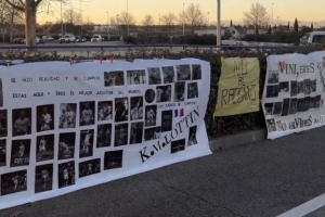 皇马球迷球场外拉横幅声援维尼修斯和姆巴佩：世界最佳，我们爱你