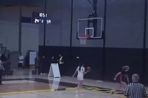 1米88女篮后卫实战劈扣！28届全美顶级新星